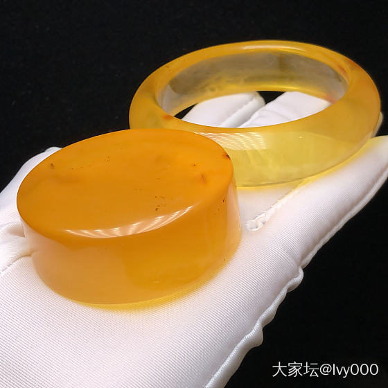 55.5圈口金飘蜜手镯、色泽金黄非常润色！品质如图细微微矿点没有影响
佩戴温婉清..._琥珀蜜蜡