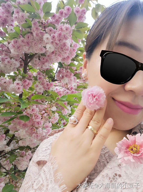 幼儿园门口的樱花树太美了_戒指珍珠