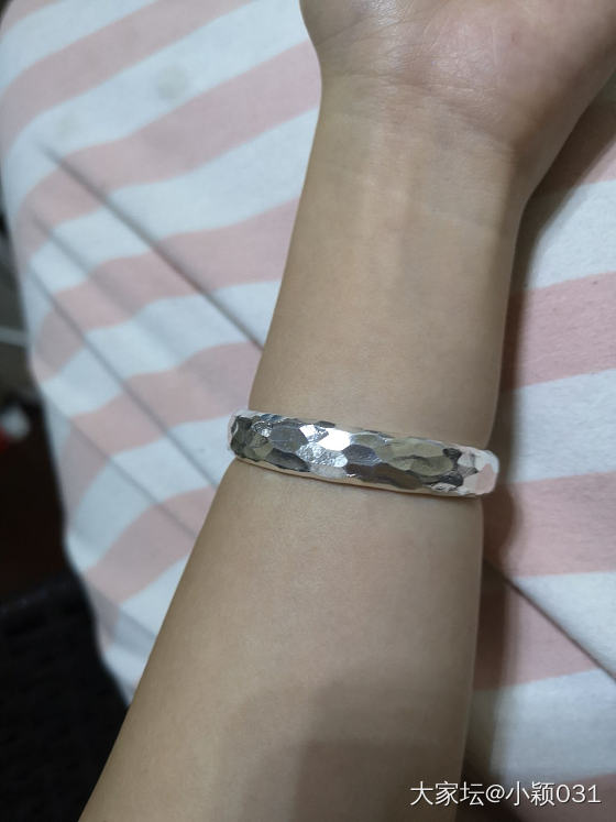 盆友们，晒晒你们手上好看的银手镯呗。最近想打手镯，简单点的款式。_手镯银