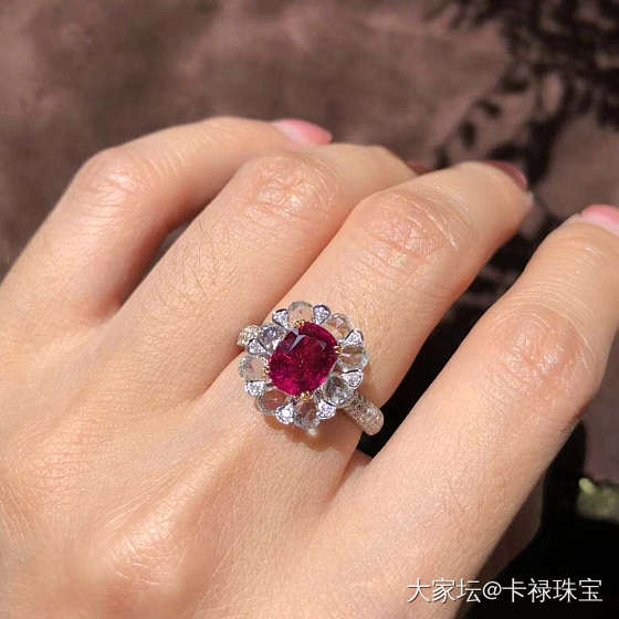 我可能……进步的有点快😂，又入了一个，莫桑鸽血红，大家帮看品质够不够硬？_戒指红宝石