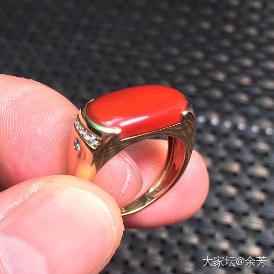 锦红，马鞍女戒一枚，满色满肉，油润度极高，尺寸15/10/3内径17.5_南红
