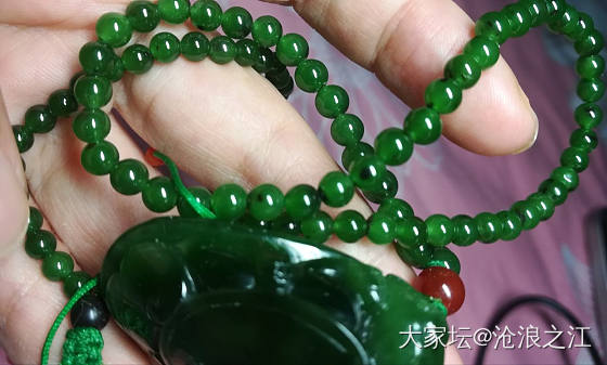 碧玉黑皮料和带黑点的碧玉是一回事吗？_碧玉