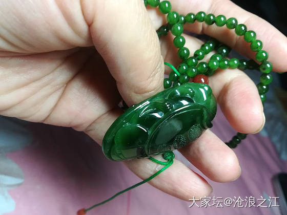 碧玉黑皮料和带黑点的碧玉是一回事吗？_碧玉