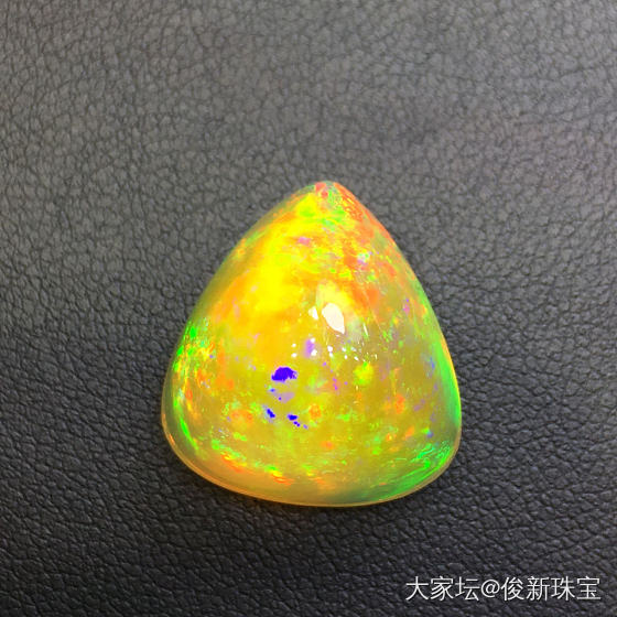 非常奇特的一颗火欧珀 立体三角形 火彩360度无死角_欧泊