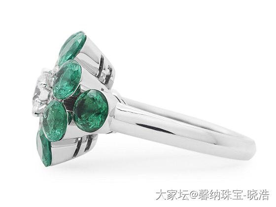 这枚钻石戒指来自 Chopard 2019年的新高级珠宝系列——「Magical..._萧邦祖母绿