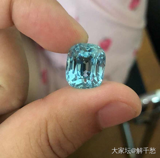 一块凉凉送给你，热的我只能看靠蓝宝石降温，沉浸式体验感。_蓝宝石