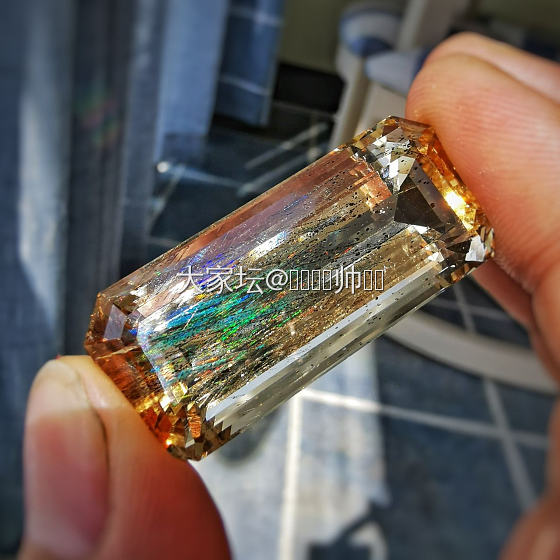 刚切好的，一颗彩虹方柱石，大块头_少见宝石