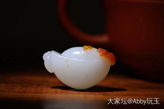 灵猴献宝。聚红皮独籽_和田玉