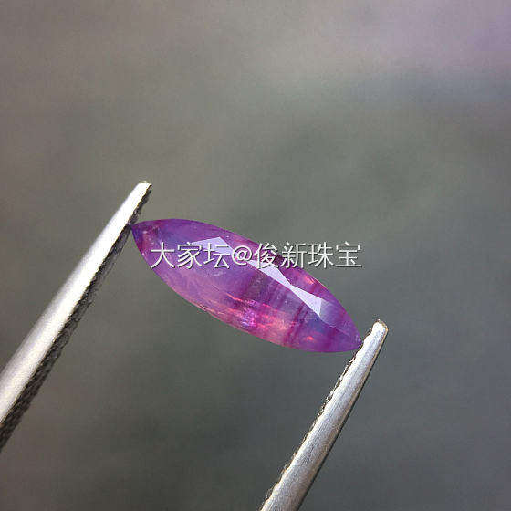 新入的克什米尔紫色蓝宝石，纺锤形 神奇的色带结构_蓝宝石