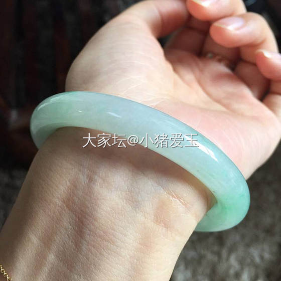 翠绿圆条手镯_手镯翡翠
