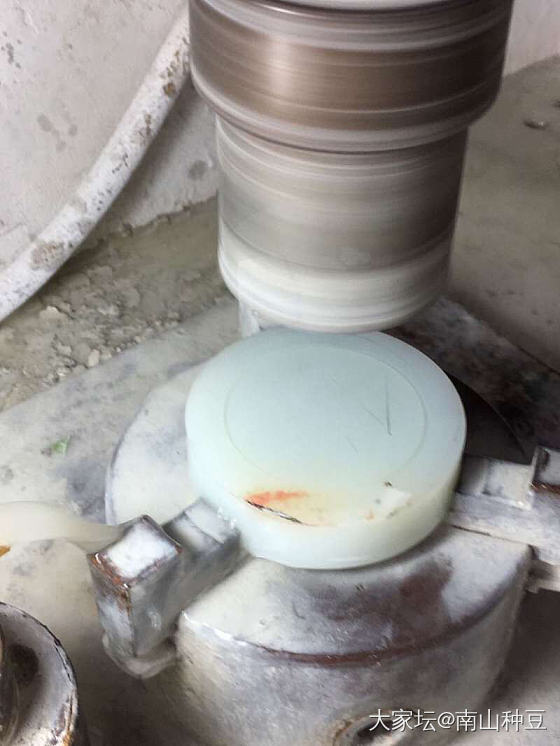 昨天下午打钻一块大料解的二只手镯、阴天拍的、实物要更白细、内径54.5、56.5_和田玉