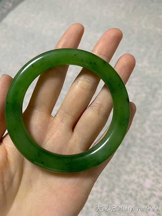 请问这个值不值？_手镯和田玉