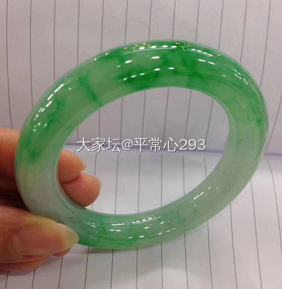 这个手镯好看吧？_手镯翡翠