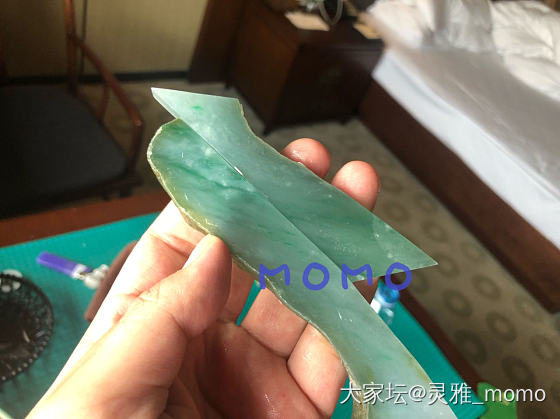 一块晴底果冻绿花手镯料起货全过程_翡翠