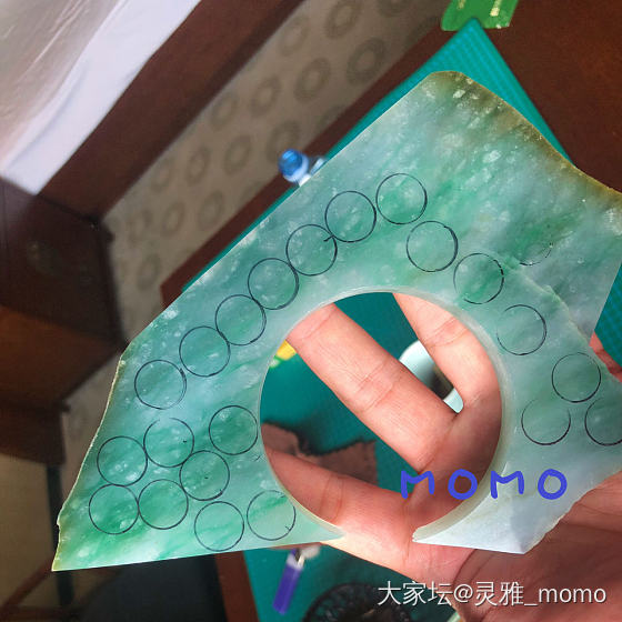 一块晴底果冻绿花手镯料起货全过程_翡翠