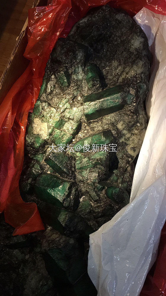 临走时老板家里来了颗新货_彩色宝石原石