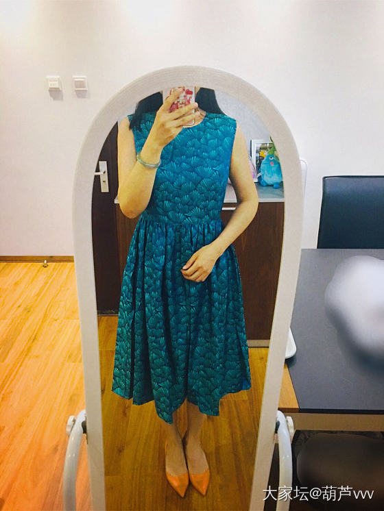 连衣裙做好了，王总同款面料美极了_穿搭
