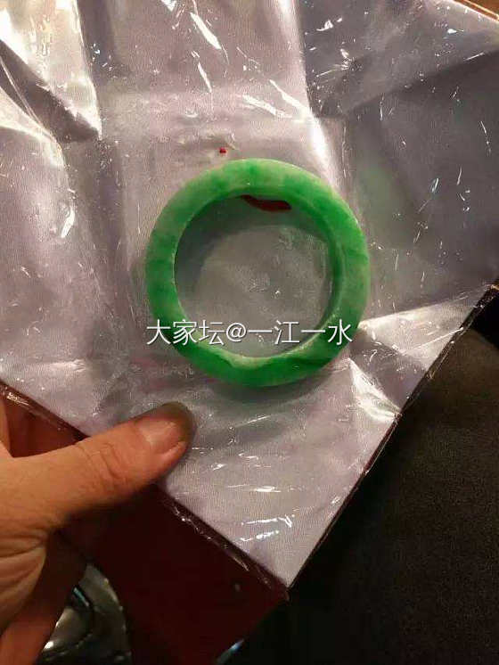 朋友赌的一块料子，切出13只阳绿手镯！_原石翡翠