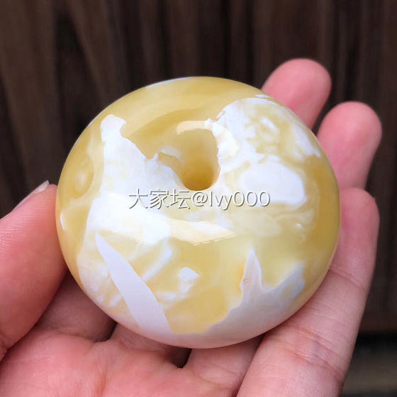 44克 精品白花平安扣，纹理妖娆多姿，蜡质浓郁，形状饱满，全品🈚️瑕疵
尺寸：47..._平安扣琥珀蜜蜡