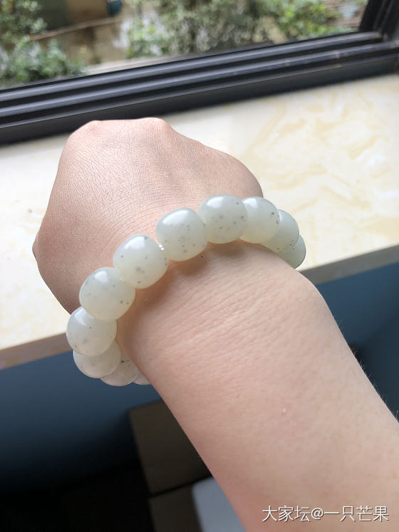 天晴啦🌞晒八一和小胖～_串珠和田玉