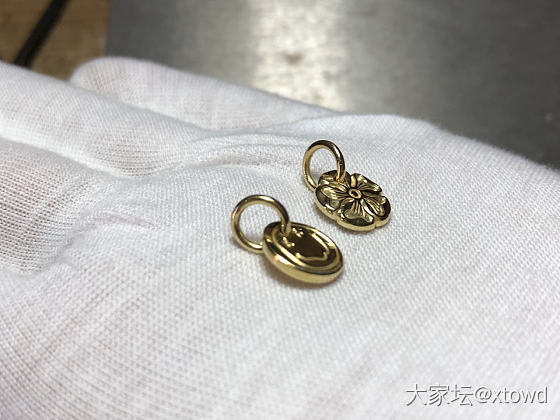 发两个可爱的吊坠配饰小牌子_吊坠金