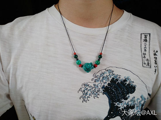 翡翠戴久了偶尔带一下绿松也不错，自己学的搭配了一条锁骨链_项链松石