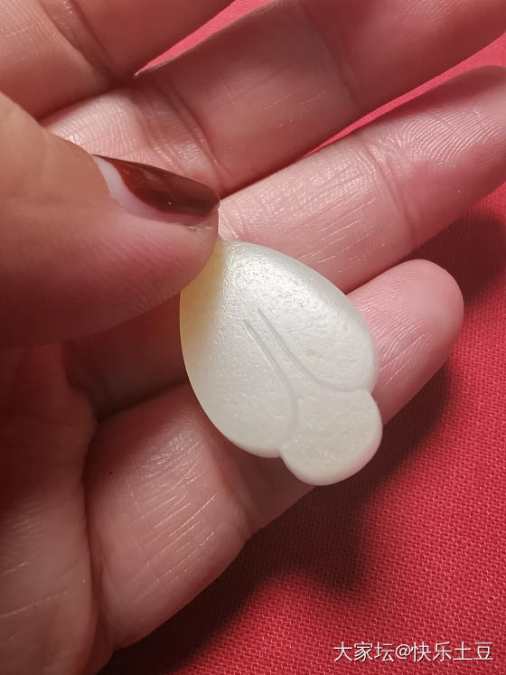 切了一个小料，出来一个正面全皮的戒面_戒面和田玉