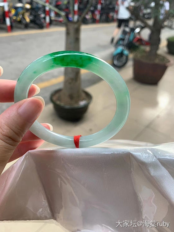 日常带这两种风格哪个更适合_手镯翡翠