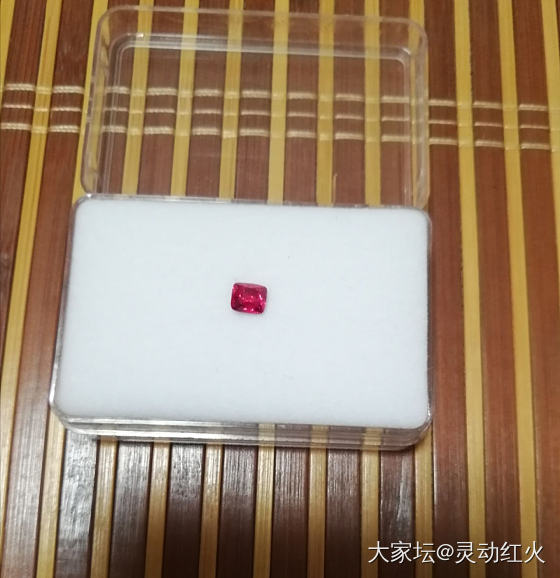 入手一个80分火彩爆表的红尖晶，有包体，红尖晶就是喜欢这种闪闪的，下入个大点的_尖晶石