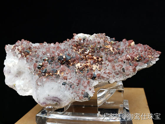朱红色红水晶晶簇共生方铅等矿物_矿物标本