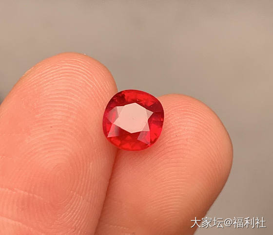 红宝石1.05克拉的莫桑比克无烧鸽血红_名贵宝石上新预告福利社