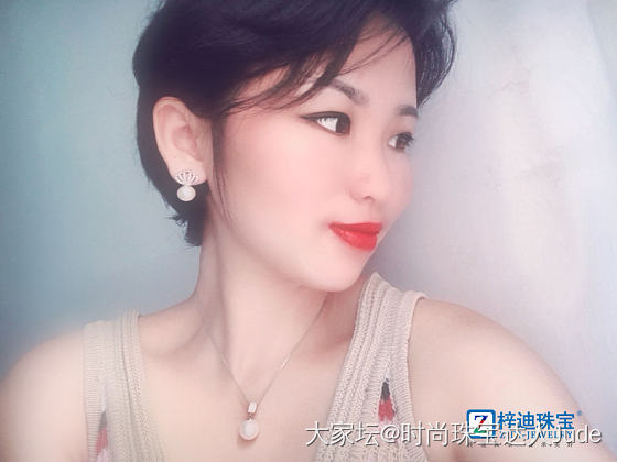 梳背头➕蕾丝装👑
珍珠耳线点缀其间💍
可盐可甜，笑容加持，假期就得这么装[偷笑]_首饰