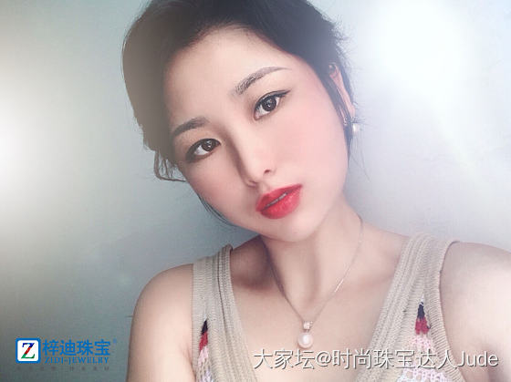 梳背头➕蕾丝装👑
珍珠耳线点缀其间💍
可盐可甜，笑容加持，假期就得这么装[偷笑]_首饰