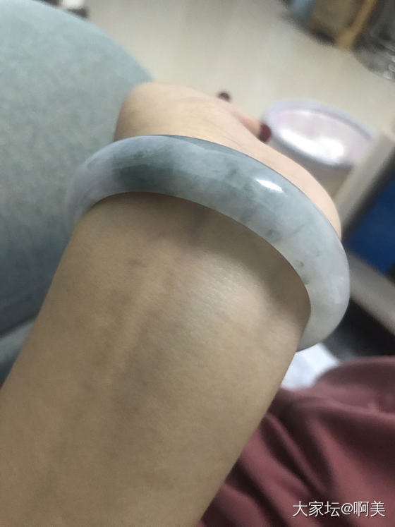 有没有两手都戴玉镯的？_翡翠手镯