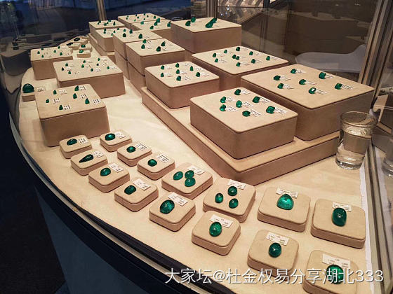 高效率工作模式开启：如此严峻的形势下，香港珠宝展的人流量确实没以前多。。
可是货..._商户