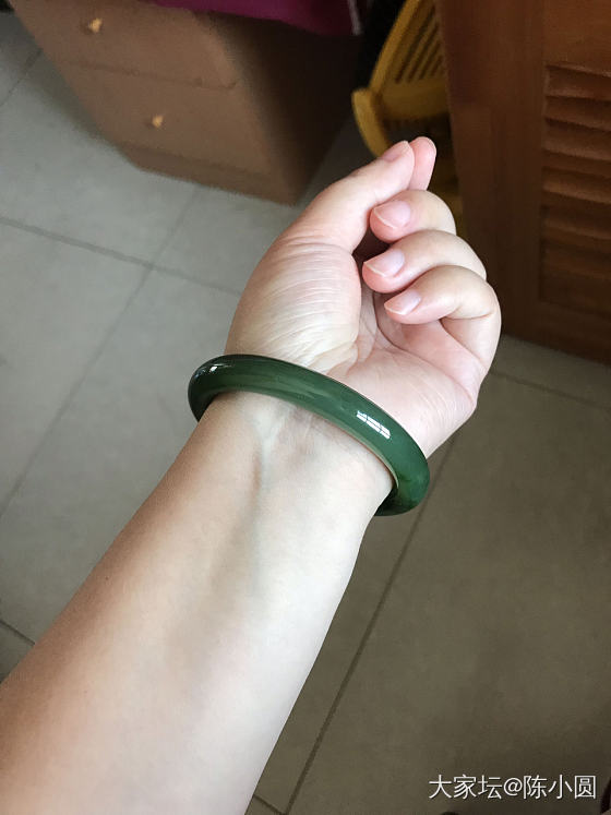 新入的碧玉镯子有点大，5K  值得留吗_手镯和田玉