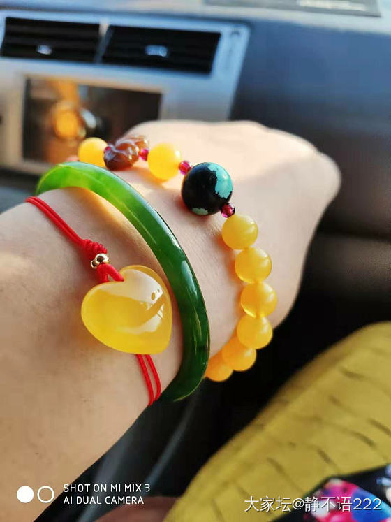 乱入的碧玉，请各位亲们帮看看，是俄料吗？有黑点颜色均匀。_和田玉珠串手镯碧玉
