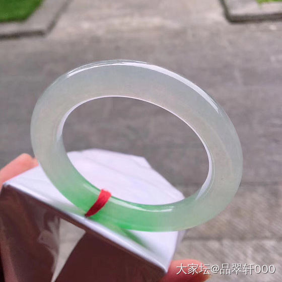 麻烦大神，帮忙估下价，圆条手镯带色。_翡翠