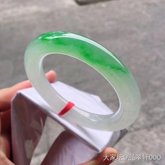 麻烦大神，帮忙估下价，圆条手镯带色。_翡翠