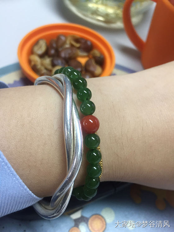 要想生活过的去，手上需要戴点绿_珠串和田玉