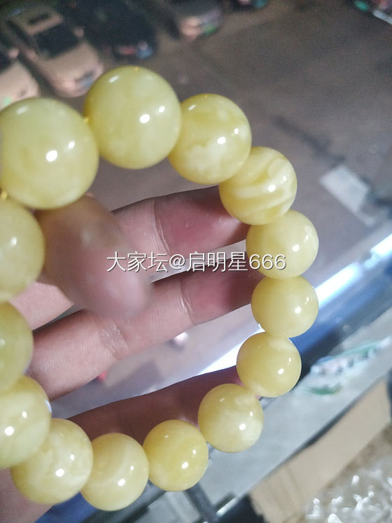 这条蜜蜡手串大家觉得怎么样呀？晚上拍摄的，可能不太清晰！_琥珀蜜蜡