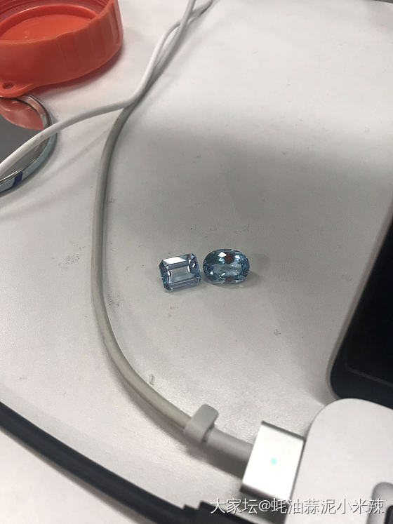 好惨俩石头_托帕石