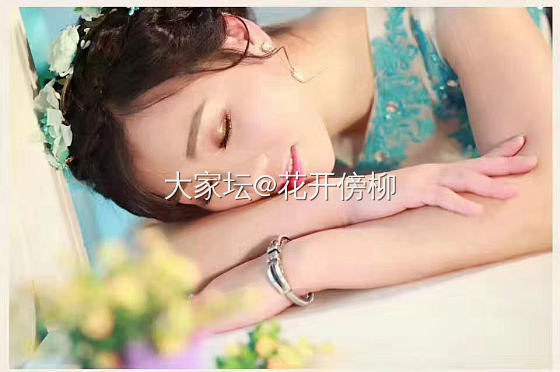 瑶王银庄
师傅今天继续做茶山瑶翘龙头
熔银，倒模，捶打，雕刻，打磨，抛光。。。。..._手镯银