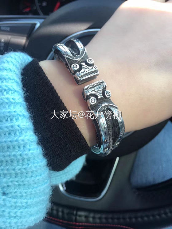 瑶王银庄
师傅今天继续做茶山瑶翘龙头
熔银，倒模，捶打，雕刻，打磨，抛光。。。。..._手镯银