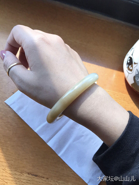 手镯大家是喜欢戴偏大一点的还是很刚好的吖～_和田玉