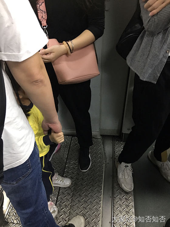 这是藕粉吗？好温柔的颜色，不同光线下还会有不同的变化。还是觉得白白嫩嫩的手戴这种..._和田玉手镯