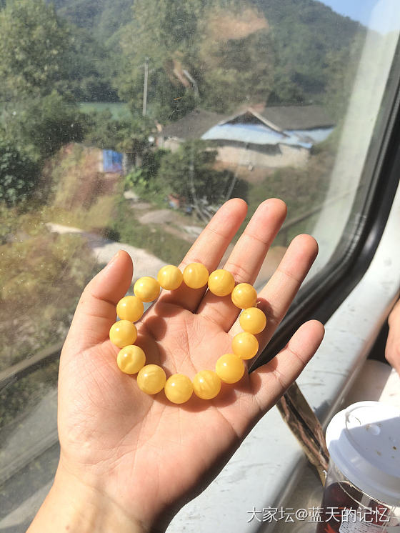 坐火车无聊中，秀下戴了三年的蜜蜡手串_珠串蜜蜡