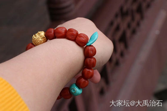 纯金配松石，更增添一抹风情，_南红