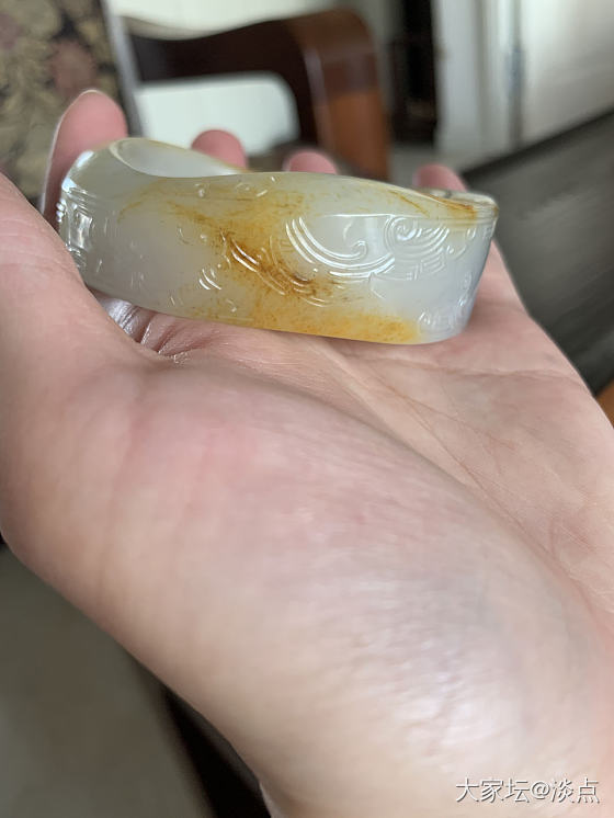 选择白度差一点的年糕料呢？还是白度好一点结构没那么紧密的籽镯？_手镯和田玉