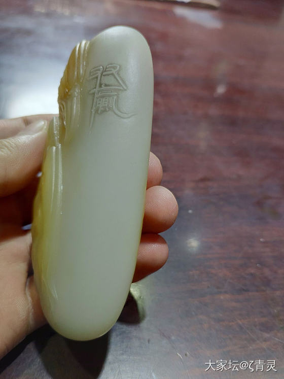 雕刻的两只老鹰，谐音双赢_玉工